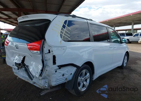 2013 Toyota Sienna Le V6 8 Passenger z USA, uszkodzony, nr VIN 5TDKK3DC8DS360855